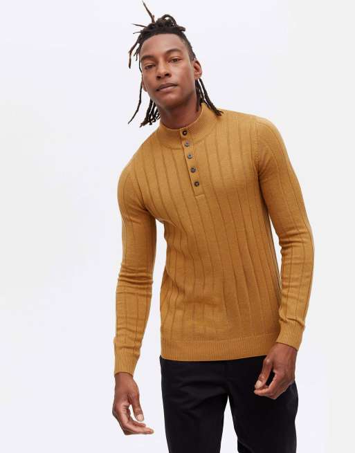 New Look – Gerippter Pullover in Camel mit Stehkragen und Knopfdetail
