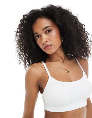New Look - Geripptes, nahtloses Bustier in Weiß