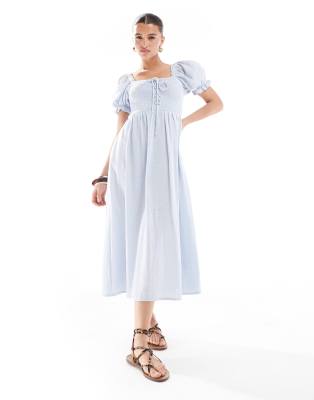 New Look - Gesmoktes Midikleid in Blau mit Bindedetails vorn