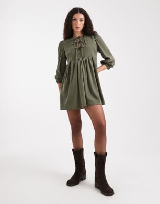 New Look - Gesmoktes Minikleid aus Cord in Khaki-Grün
