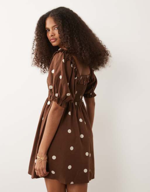 New Look – Gesmoktes Minikleid in Braun mit Rüschensaum und Polka Dots, 4 von 4