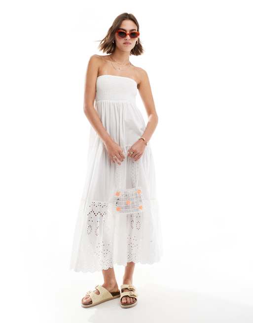 New Look – Gesmoktes, trägerloses Maxikleid in Weiß mit Lochstickerei