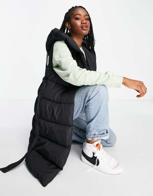 New Look – Gesteppte, lange Weste in Schwarz mit Kapuze ASOS