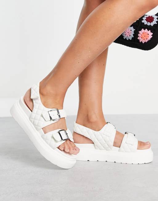 New Look – Gesteppte Sandalen in Weiß mit Schnallen