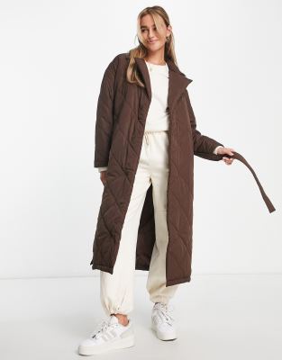 New Look - Gesteppter Trenchcoat in Dunkelbraun mit Gürtel