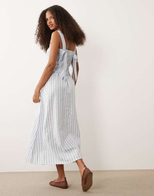 New Look - Gestreepte gesmokte midi jurk met gestrikte achterkant in blauw, 4 van 4