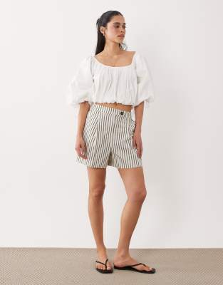 Gestreifte Shorts in Schwarz-Weiß Weiß 46