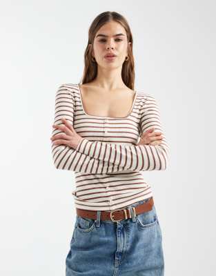 New Look - Gestreiftes, langärmliges Oberteil mit durchgehender Knopfleiste in Braun-Brown