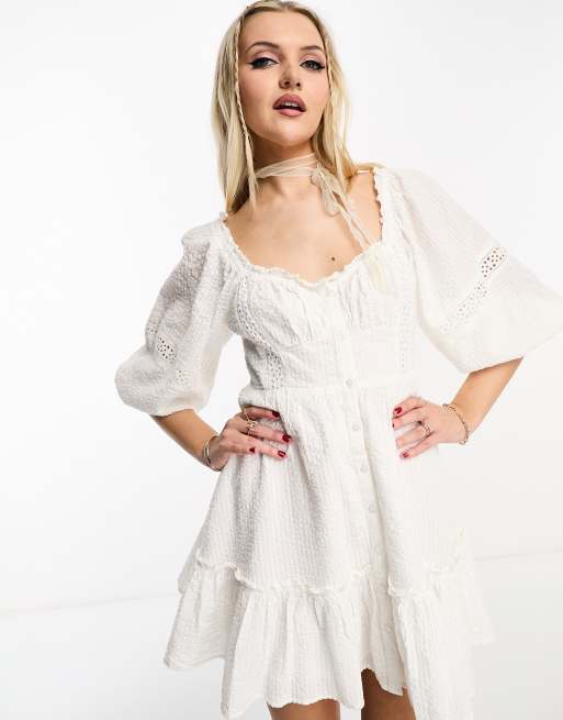 New Look – Gestuftes Minikleid in Weiß mit Puffärmeln und Spitzendesign