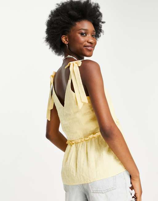New Look - Getextureerde cami met V-hals en strikbandjes in zonnebloem-geel