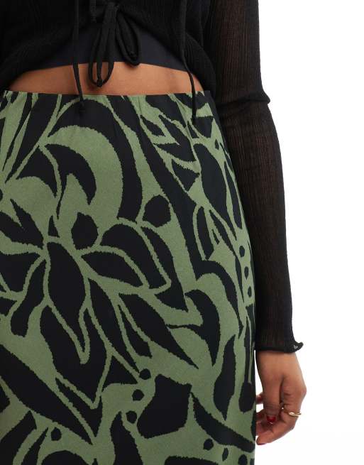 New Look - Gonna midi in raso verde con stampa astratta, 5 di 5