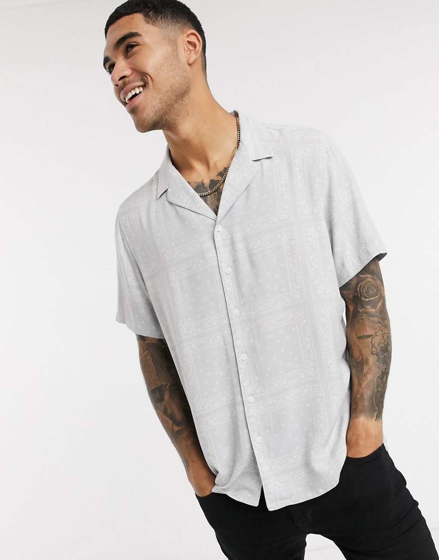 New Look – Grå kortärmad skjorta med platt krage och kakelmönster