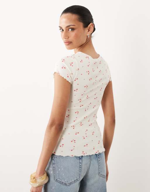 New Look – Gräddvit, småblommig t-shirt med rullfåll, 4 av 4