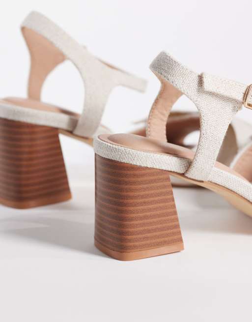 New Look – Gräddvita sandaler med blockklack och tårem, 3 av 4