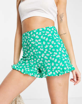 New Look - Grüne Shorts mit Rüschen, Blümchenmusterprint und hohem Bund