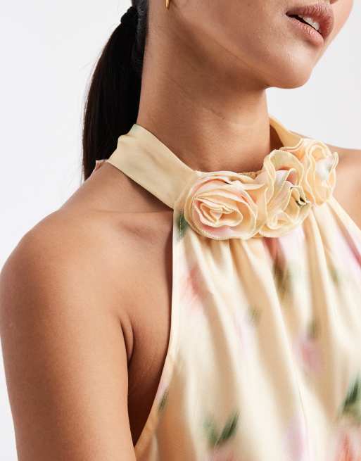 New Look – Gul, blommig midiklänning i satin med halterneck och blomdetalj, 3 av 4