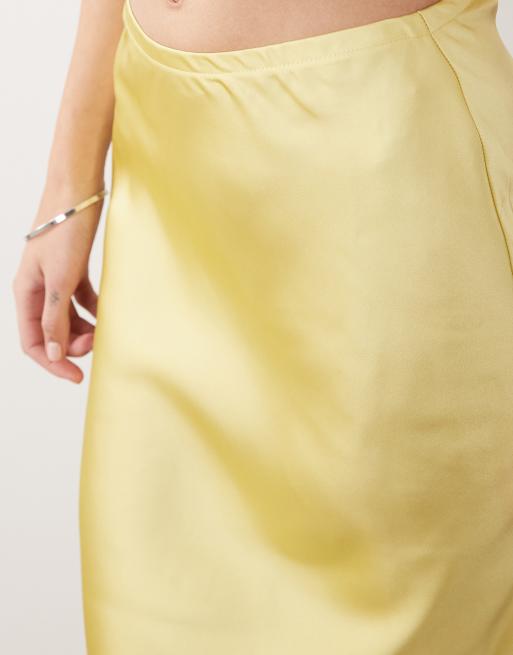 New Look – Gul, diagonalskuren midikjol i satin, 5 av 5