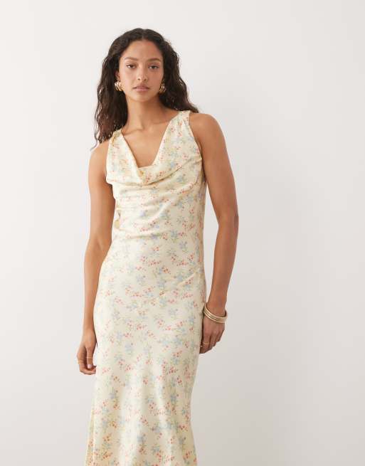 New Look – Gul, småblommig midiklänning i satin med draperad ringning, 3 av 4