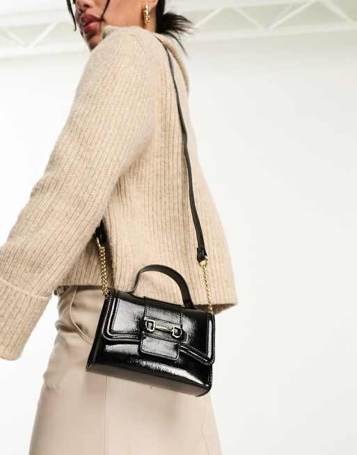 New Look - Handtas in zwart met goudkleurige trens-hardware