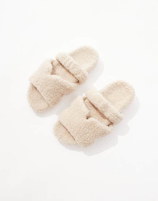 New Look – Hausschuhe aus Teddyfell in Creme mit zweifachen Riemchen, 4 von 4