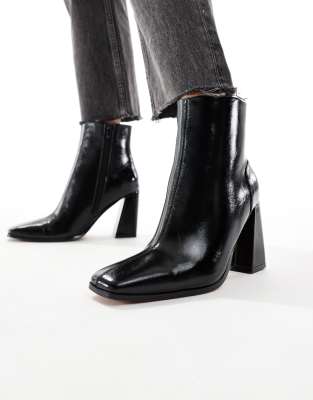  heeled square toe boot 