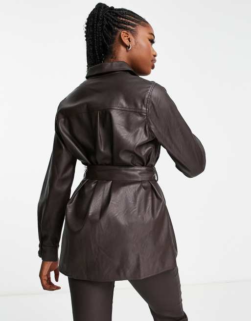 New Look – Hemdjacke aus Kunstleder in Dunkelbraun mit Gürtel, 2 von 4
