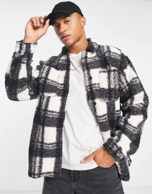 New Look – Hemdjacke aus Teddystoff in Weiß kariert