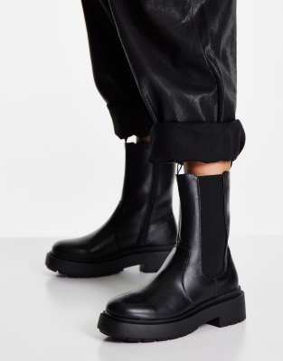 black flat pull on boots