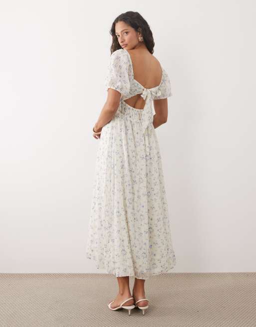 New Look – Hinten gebundenes, strukturiertes Kleid im Milchmädchen-Stil in Cremeweiß mit Blümchenmuster, 3 von 4