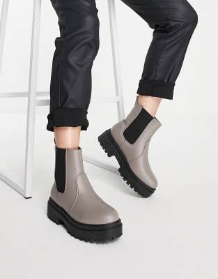 New Look - Hoge chelsea boots met dikke zool in bruin | ASOS