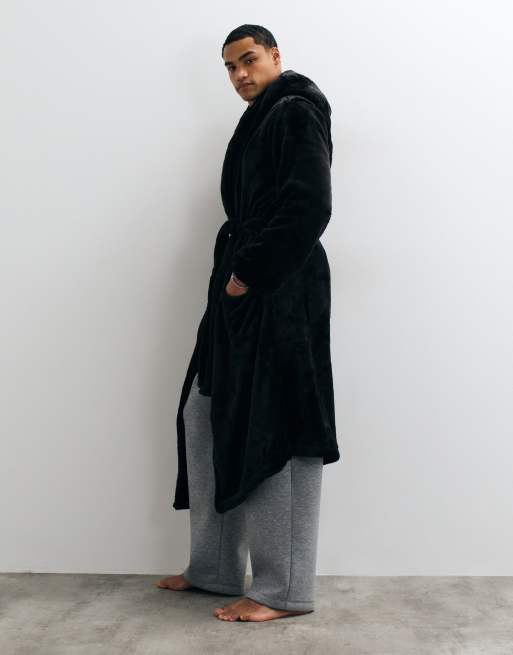 New Look hooded fleece robe in black , 2 of 5