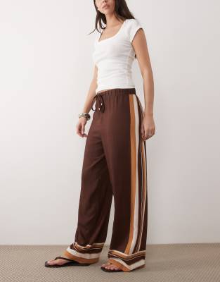 New Look - Hose in Braun mit weitem Bein und Seitenstreifen-Brown