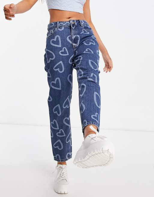 New Look - Jean mom à imprimé cœurs style graffiti - Bleu moyen