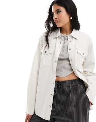 New Look – Jeans-Hemdjacke in Wollweiß