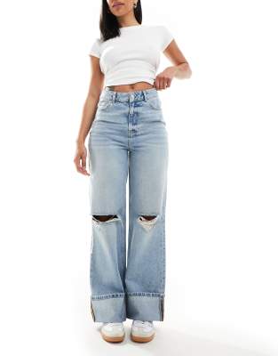 New Look - Jeans in Hellblau mit weitem Bein, Zierrissen und Umschlag