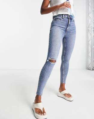 New Look - Jeans in mittelblauer Waschung mit engem Schnitt und Zierrissen