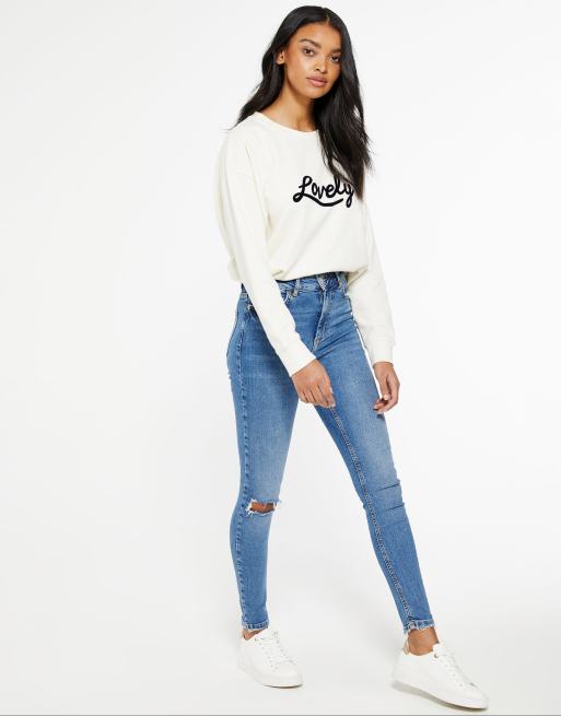 New Look - Jeans met halfhoge taille en gerafelde zoom in blauw