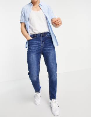 New Look - Jeans met smaltoelopende pijpen in middenblauwe wassing
