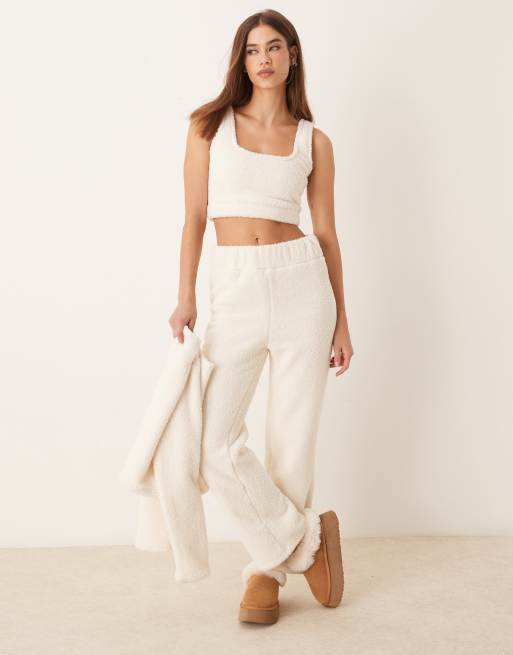 New Look - Joggers a fondo ampio color crema in pile borg in coordinato
