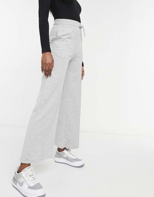 New Look - Joggingbroek met wijde pijpen en plooien in middengrijs