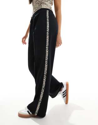 New Look - Jogginghose in Schwarz mit seitlichem Streifen mit Leopardenmuster