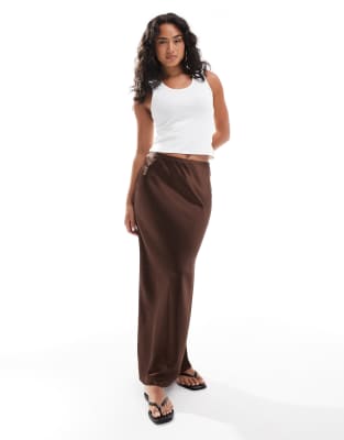 New Look - Jupe midi en satin coupée en biais - Marron foncé