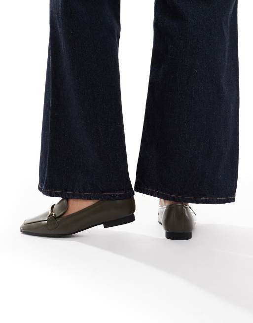 New Look – Kakifärgade loafers i läderimitation med metalldetalj, 4 av 4