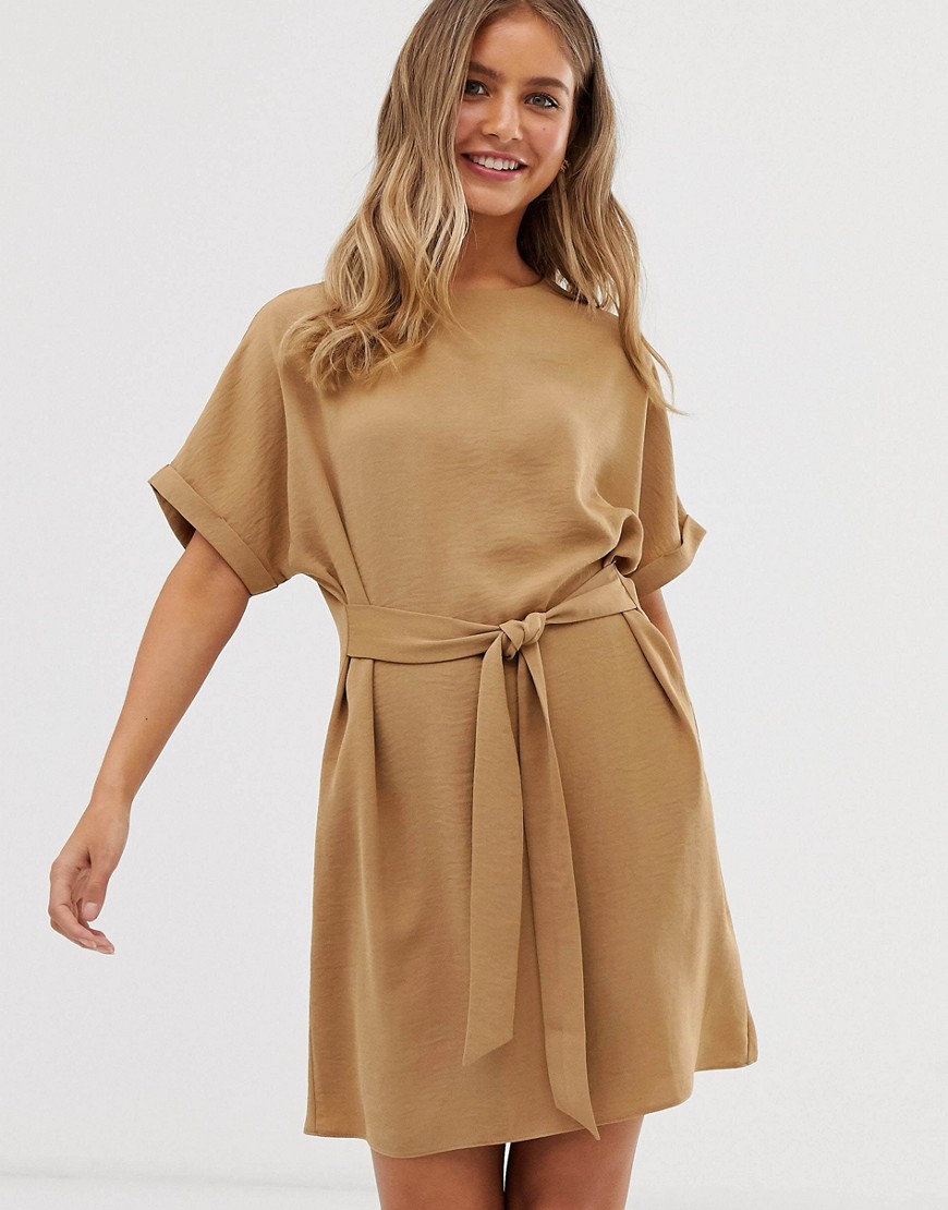 New Look – Kamelfärgad tunika med skärp-Guldbrun
