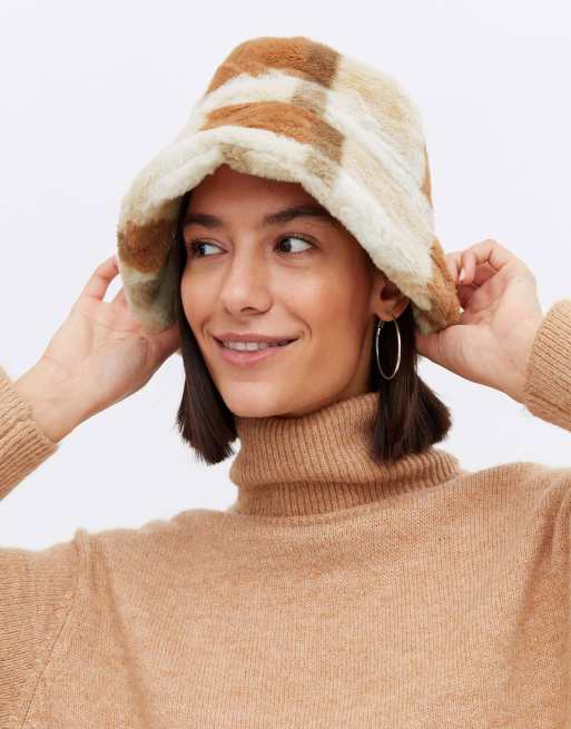 New Look – Kapelusz typu bucket ze sztucznego futra w kratę o neutralnych kolorach