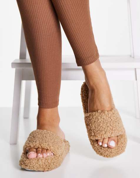 New Look – Klapki na płaskiej platformie ze sztucznego kożuszka w camelowym kolorze - view 1
