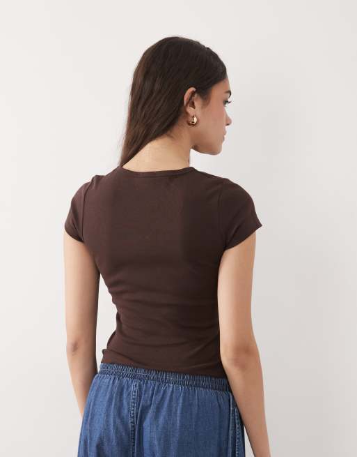 New Look – Knapp geschnittenes T-Shirt in Braun, 4 von 4
