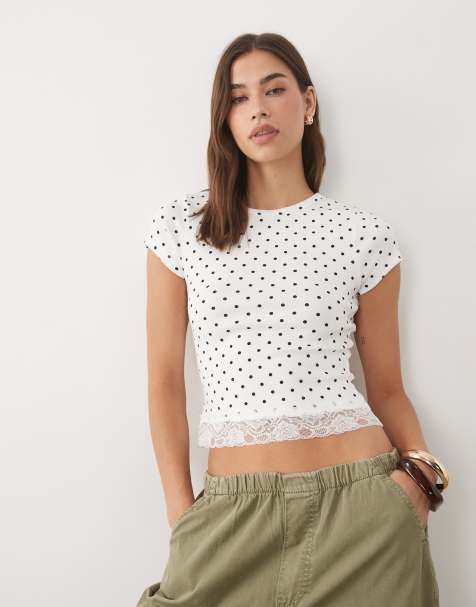 New Look – Knapp geschnittenes T-Shirt in gepunktetem Cremeweiß mit Spitzensaum - view 1