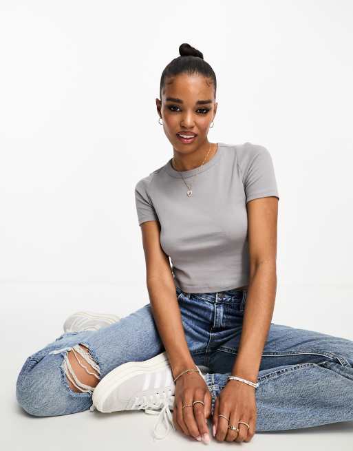 New Look – Knapp geschnittenes T-Shirt in Grau