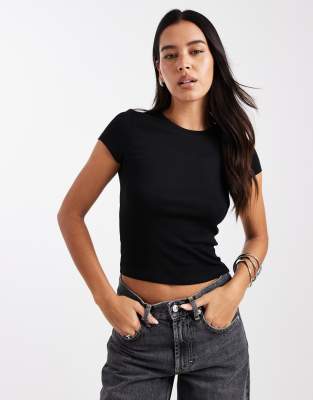 New Look - Knapp geschnittenes T-Shirt in Schwarz